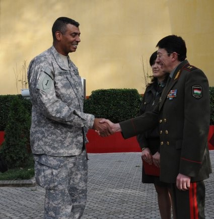 Tướng Brooks, Tư lệnh Bộ Tư lệnh Trung tâm, Lục quân Mỹ thăm Tajikistan.